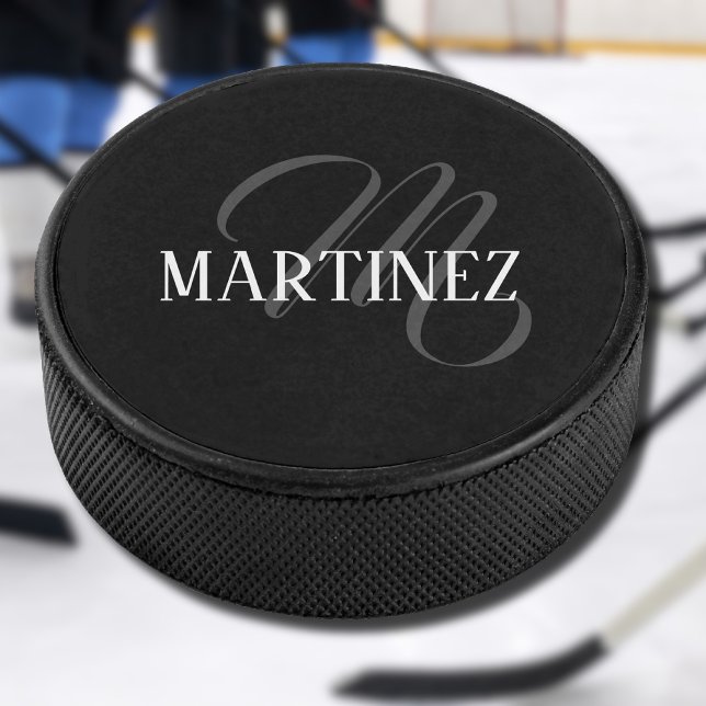 Schwarzer eleganter Personalisierter Nachname | Na Eishockey Puck (Von Creator hochgeladen)
