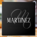 Schwarzer eleganter Personalisierter Nachname | Na Fliese<br><div class="desc">Schwarz Eleganter Personalisierter Name. Sie können Ihren Namen,  den Namen eines geliebten Menschen oder eine spezielle Nachricht hinzufügen. Ob es ein herzliches Geschenk für jemanden ist,  der Ihnen lieb ist oder eine persönliche Leckerei,  die Wahl liegt bei Ihnen.</div>