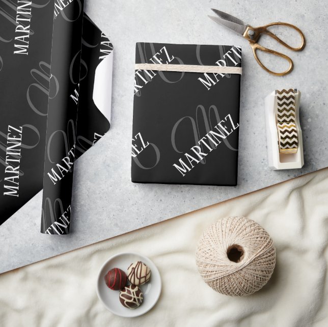 Schwarzer eleganter Personalisierter Nachname | Na Geschenkpapier (Kunsthandwerk)