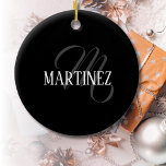 Schwarzer eleganter Personalisierter Nachname | Na Keramik Ornament<br><div class="desc">Schwarz Eleganter Personalisierter Name. Sie können Ihren Namen,  den Namen eines geliebten Menschen oder eine spezielle Nachricht hinzufügen. Ob es ein herzliches Geschenk für jemanden ist,  der Ihnen lieb ist oder eine persönliche Leckerei,  die Wahl liegt bei Ihnen.</div>