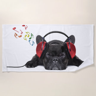 Schwarzer französischer Bulldog, der zu Seinen Pun Strandtuch