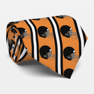 Schwarzer Fußballhelm auf Burnt Orange Necktie Krawatte