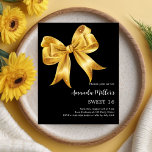 Schwarzer Goldbogen Sweet 16 Einladung<br><div class="desc">Klassischer schwarzer Hintergrund,  mit einem großen goldenen Bogen dekoriert. Personalisieren und fügen Sie einen Namen und Party-Details hinzu. 1 Blatt = 1 Einladung mit Druckkante bis Kante.</div>