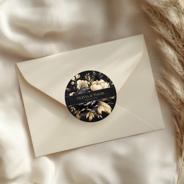 Schwarzer & Goldener Pfingstrosen-Hochzeit-Rundauf Runder Aufkleber (Black & Gold Peony Wedding Round Sticker on an elegant wedding envelope)