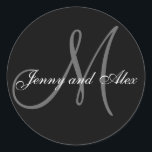Schwarzer grauer Braut-Bräutigam des Monogramm-M Runder Aufkleber<br><div class="desc">Eleganter Hochzeitsaufkleber mit Monogramminitiale der Nachname- und Braut- und Bräutigamnamen, die Sie mit Ihrer persönlichen Information und Hochzeitsfarbentwurf besonders anfertigen können. Ein großer Aufkleber für Gastgeschenk Hochzeitsaufkleber, Tortenschachtel-Aufkleber-, weddingLeckereitasche Siegel- und weddingeinladungs-Umschlag Aufkleber. Entwurf durch Elke Clarke ©2008. Vor der Einrichtung verwenden Sie die Aufforderungen aber, wenn Sie den Buchstabegebrauch "ändern,...</div>
