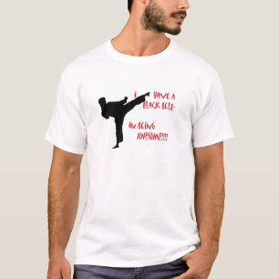 Schwarzer Gurt in fantastischem T-Shirt
