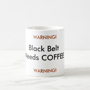 Schwarzer Gürtel benötigt den KAFFEE und WARNT!  Kaffeetasse