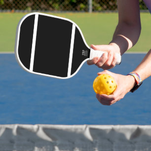 Schwarzer Hintergrund der Streifen an der weißen K Pickleball Schläger