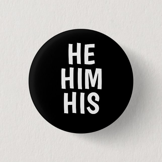 schwarzer Hintergrund he/him/his Pronomina Button (Vorderseite)