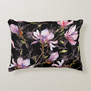 Schwarzer Hintergrund Rosa Magnolia Wasserfarbe Dekokissen