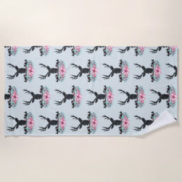 Schwarzer Hirschkopf mit rosa Blume und Berge Strandtuch