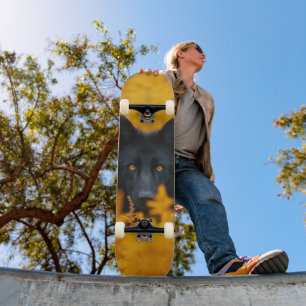 Schwarzer Hund mit Atemberaubenden Goldaugen Skateboard