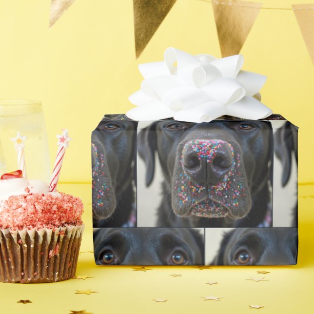 Schwarzer Hund mit Sprinklen an der Nase Geschenkpapier (Geburtstagsparty)