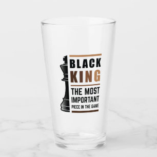 Schwarzer König das wichtigste Stück in Spiel 2 Glas