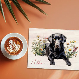 Schwarzer Lab in Wildblumen Hallo Personalisiert Postkarte