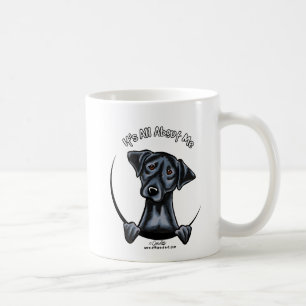 Schwarzer Labrador, der ganz ungefähr ich sein ist Kaffeetasse