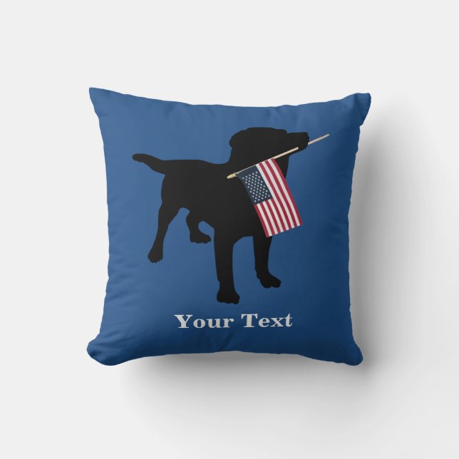 Schwarzer Labrador-Hund mit amerikanischer Flagge Kissen (Vorderseite)