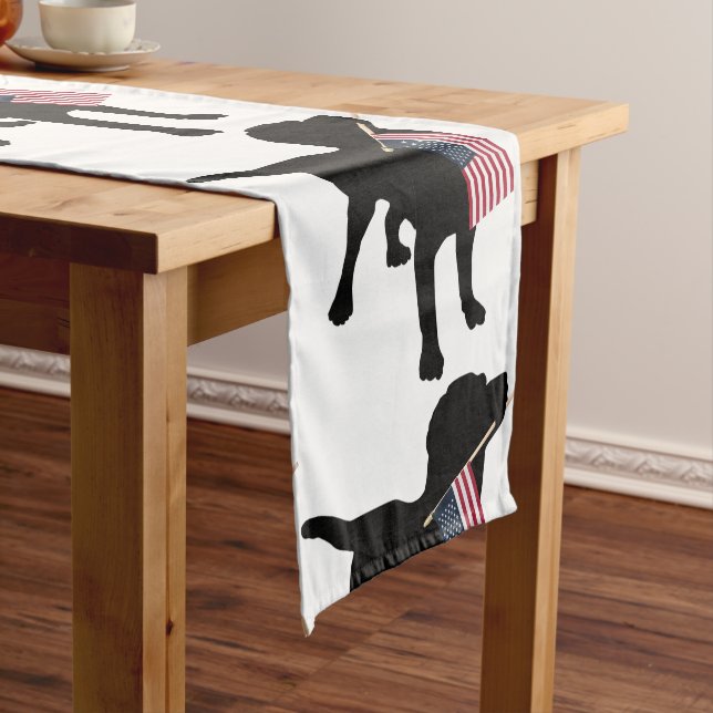 Schwarzer Labrador-Hund mit amerikanischer Flagge Kurzer Tischläufer (Beispiel)