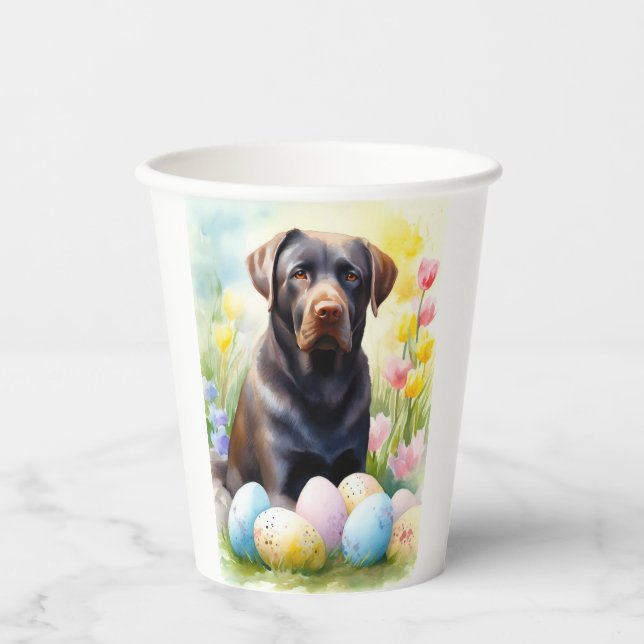 Schwarzer Labrador Hund mit Ostereiern Urlaub Pappbecher (Vorderseite)
