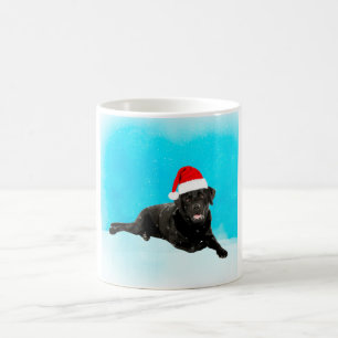 Schwarzer Labrador Hund sitzend im Schnee Weihnach Kaffeetasse