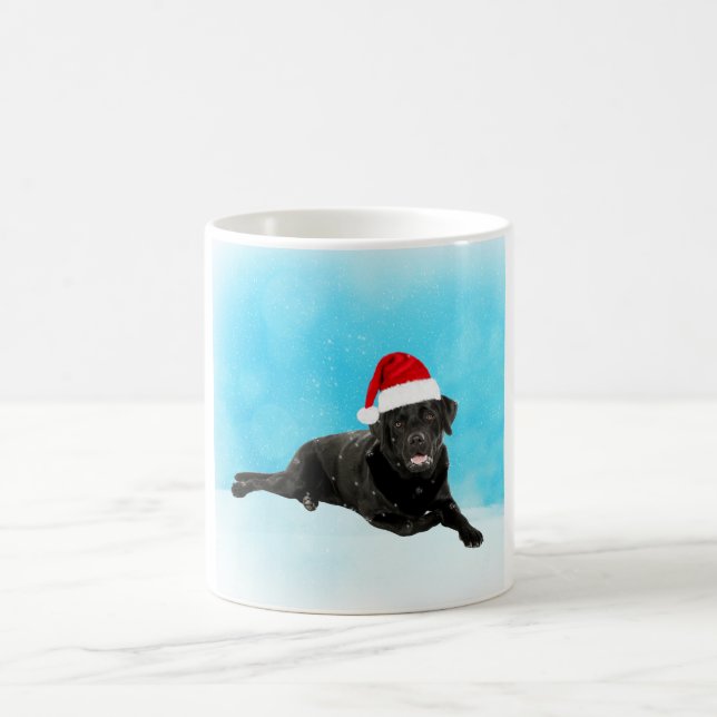 Schwarzer Labrador Hund sitzend im Schnee Weihnach Kaffeetasse (Mittel)