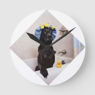 Schwarzer Labrador-Labrador-Hundelustige Bad-Zeit Runde Wanduhr