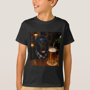 Schwarzer Labrador trinkt Bier lustiger Hund Meme T-Shirt