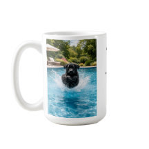 Schwarzer Labrador-Welpe springt ins Schwimmbecken