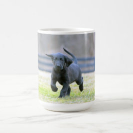 Schwarzer Labrador-Welpen-Betrieb Kaffeetasse