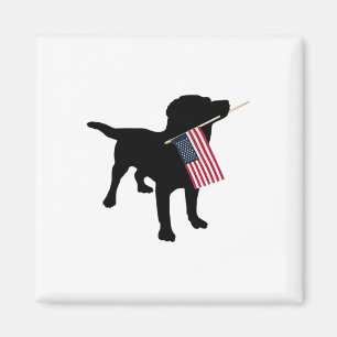 Schwarzer Labradormischlingshund hält patriotische Magnet