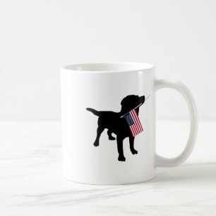 Schwarzer Labradors hält patriotische USA-Flagge z Kaffeetasse
