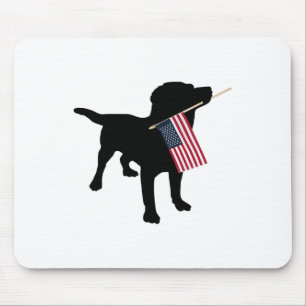 Schwarzer Labradors Hund hält patriotische USA-Fla Mousepad