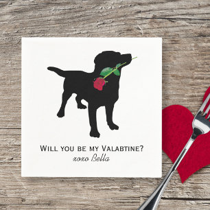 Schwarzer Labradorvalentine-Hund, der Rote Rose Serviette