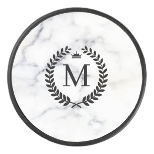 Schwarzer Laurel Wreath Monogram aus weißem Marmor Eishockey Puck