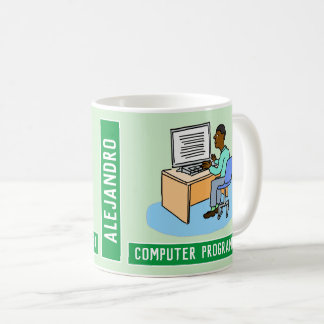 Schwarzer männlicher Computerprogrammierer mit Nam Kaffeetasse