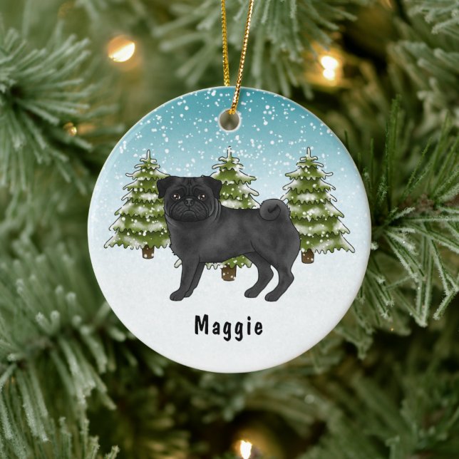 Schwarzer Mops Niedlicher Cartoon Dog Schneewald Keramik Ornament (Baum)