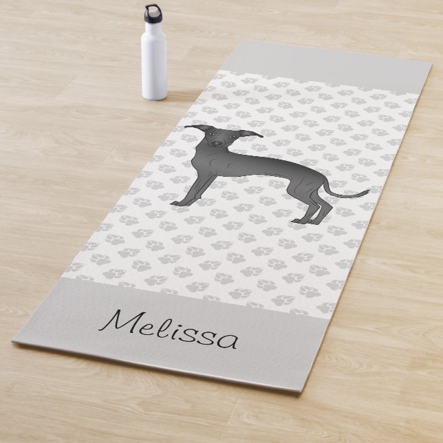 Schwarzer Niedlicher Grauhund mit Individuelle Nam Yogamatte (Beispiel)