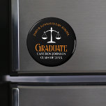 Schwarzer Orange Law School Abschluss Keepake Magnet<br><div class="desc">Der moderne Abschluss-Keepsake-Magnet in Schwarz und Orange bietet klassische Typografie für eine Klasse von 2024-Absolventen. Stellen Sie sich mit Ihrem geschlossen Jahr unter den weißen Maßstäben der Gerechtigkeit für eine Gedenk personalisierten Anwalt oder Anwalt Geschenk.</div>