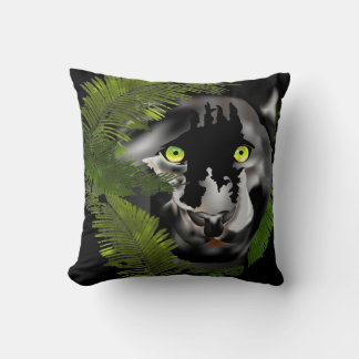 Schwarzer Panther, der durch Laub schaut Kissen