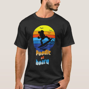 Schwarzer Pudel auf einem Surfbrett hergestellt vo T-Shirt