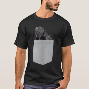 Schwarzer Rab Welpe in der Tasche T-Shirt