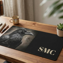 Schwarzer Rabe mit Monogramm
