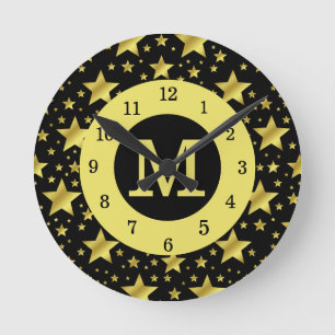 Schwarzer Rahmen mit goldenen Sternen und Monogram Runde Wanduhr