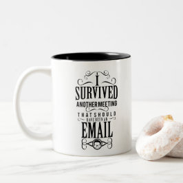 Schwarzer Rahmen mit Typografie Witziges Geschenk Zweifarbige Tasse