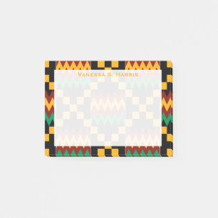 Schwarzer roter Kente Stoff gelbes Post-it Klebezettel