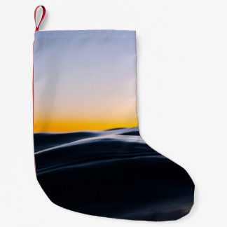SCHWARZER SAND UNTER ORANGE SKY WÄHREND DES SONNEN KLEINER WEIHNACHTSSTRUMPF