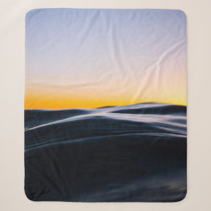 SCHWARZER SAND UNTER ORANGE SKY WÄHREND DES SONNEN SHERPADECKE