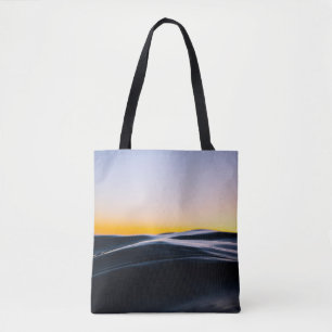 SCHWARZER SAND UNTER ORANGE SKY WÄHREND DES SONNEN TASCHE