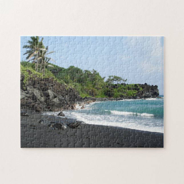 Schwarzer Sandstrand auf Puzzlen Hawaiis (Horizontal)