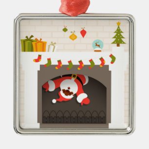 schwarzer Santa im Kamin festgehalten Silbernes Ornament